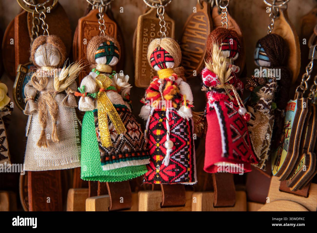 Portachiavi souvenir della bambola Motanka tradizionale fatta a mano in stile popolare ucraino Foto Stock