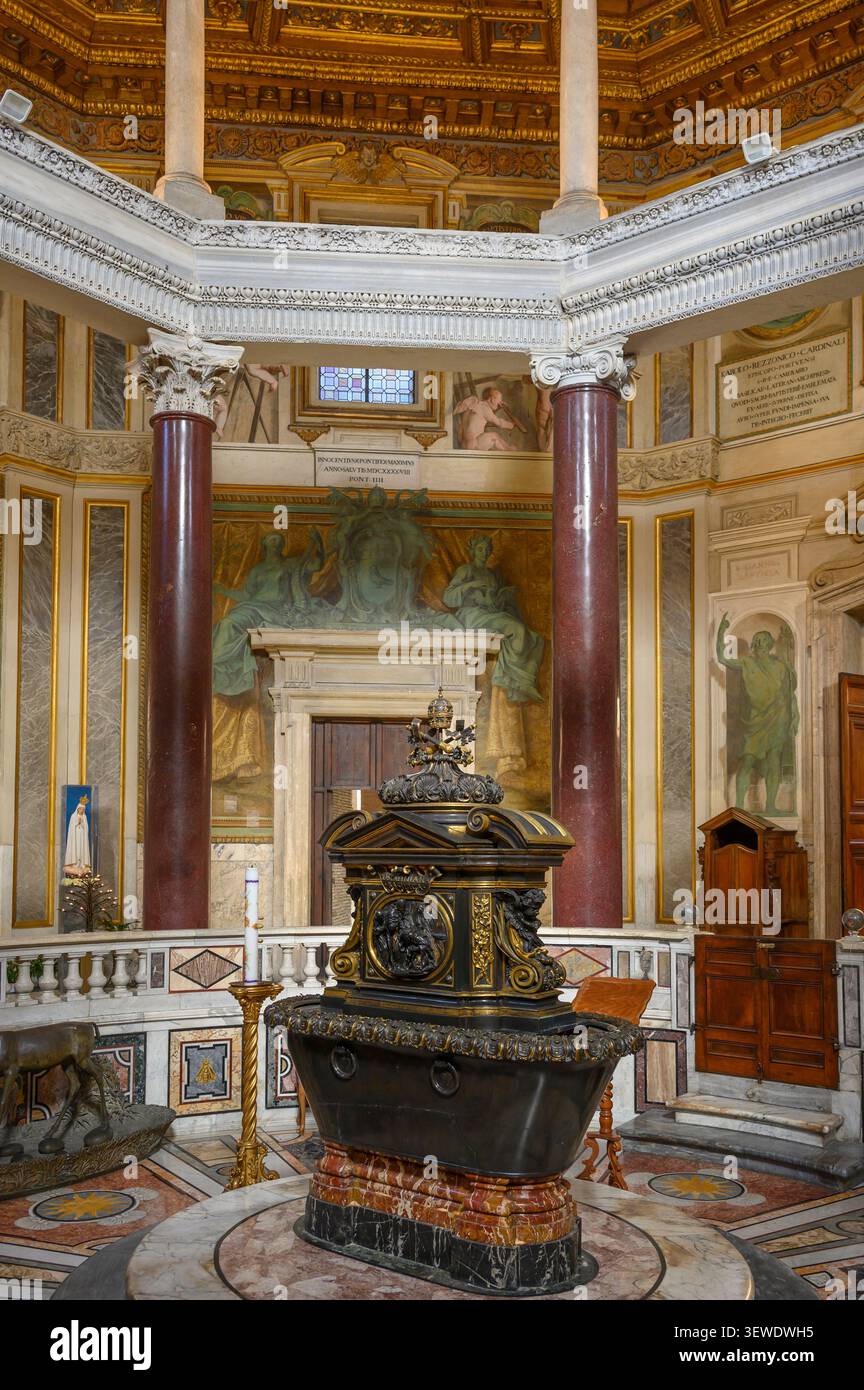 L'interno storico del Battistero Laterano a Roma, Italia, che mostra il fonte battesimale centrale, le colonne di porfido e gli affreschi barocchi Foto Stock