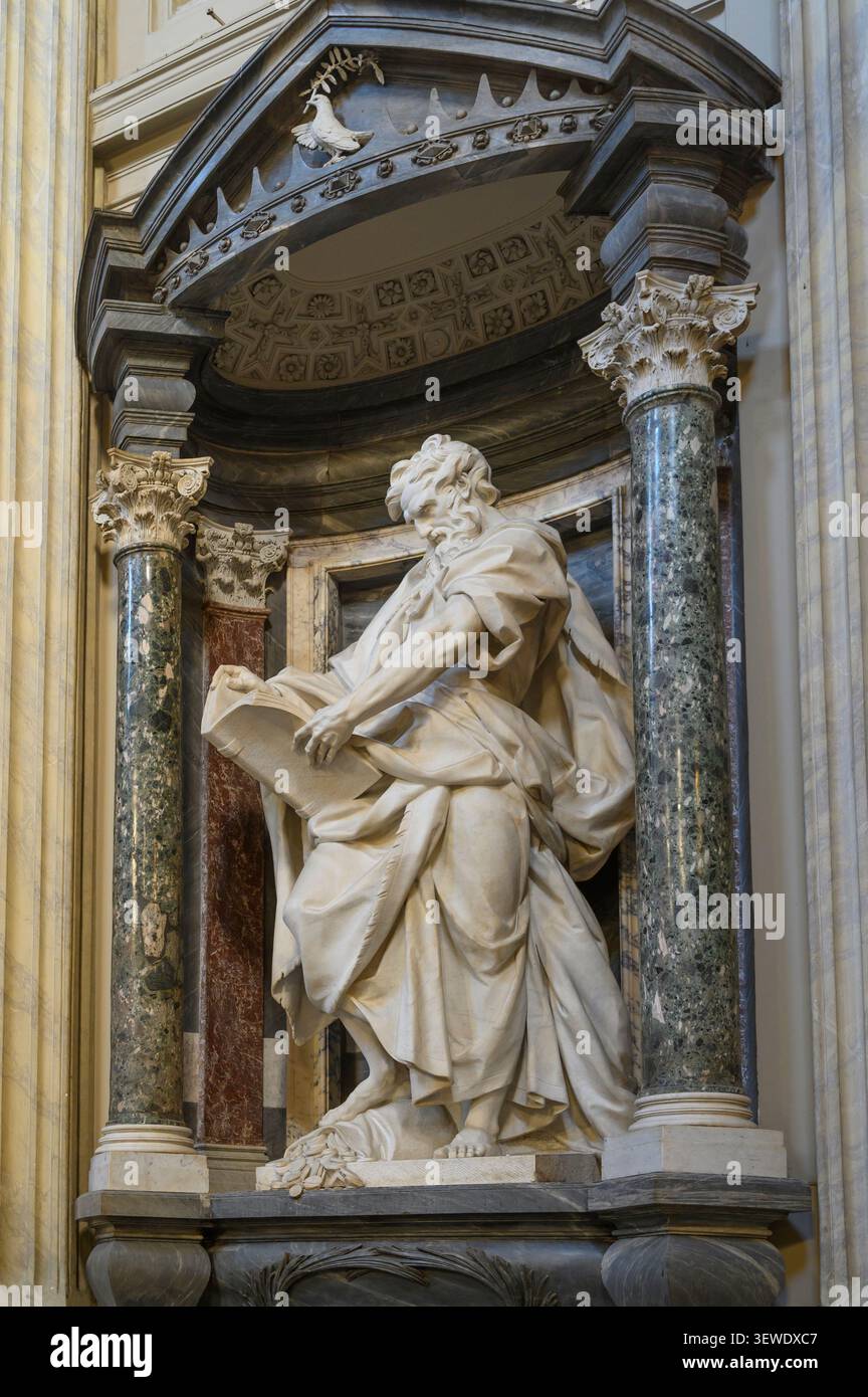 La monumentale statua in marmo di San Matteo Evangelista di Camillo Rusconi all'interno dell'Archibasilica di San Giovanni in Laterano a Roma, Italia Foto Stock
