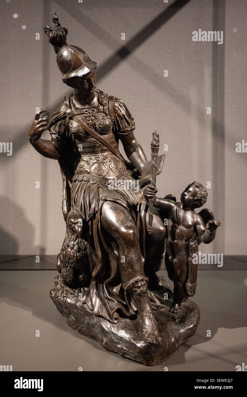 Amsterdam, Paesi Bassi - 15 apr 25: Scultura in bronzo di una figura classica con elmetto con un piccolo putti, esposta al Rijksmuseum di Amsterdam, Net Foto Stock