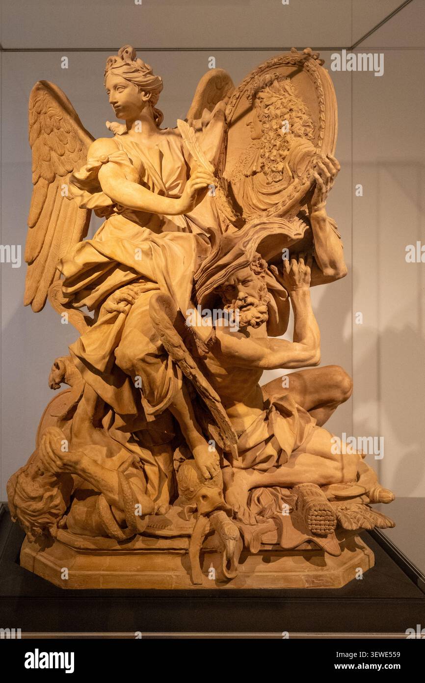 Amburgo, Germania - 4 aprile 25: Scultura in legno intagliato di un angelo alato e figura maschile con un medaglione ritratto in una galleria museo, Amburgo, germe Foto Stock