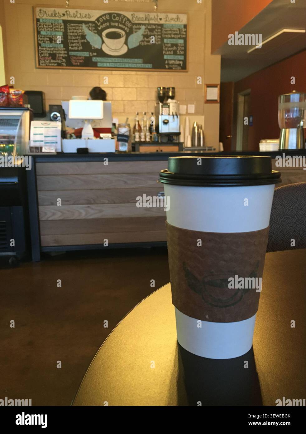 un caffè da asporto in una caffetteria Foto Stock