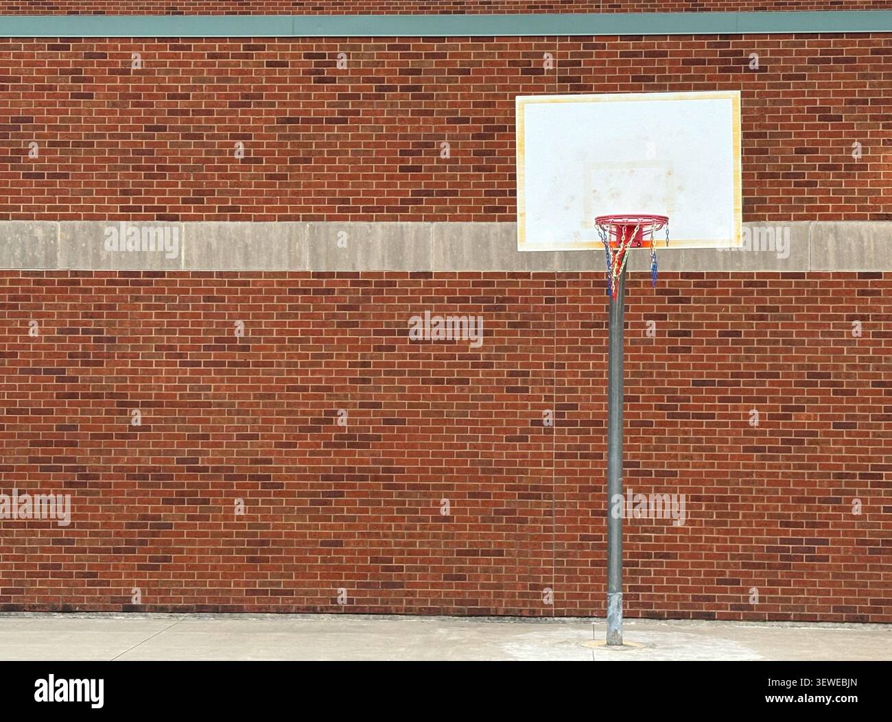Canestro e rete da basket in un parco giochi Foto Stock