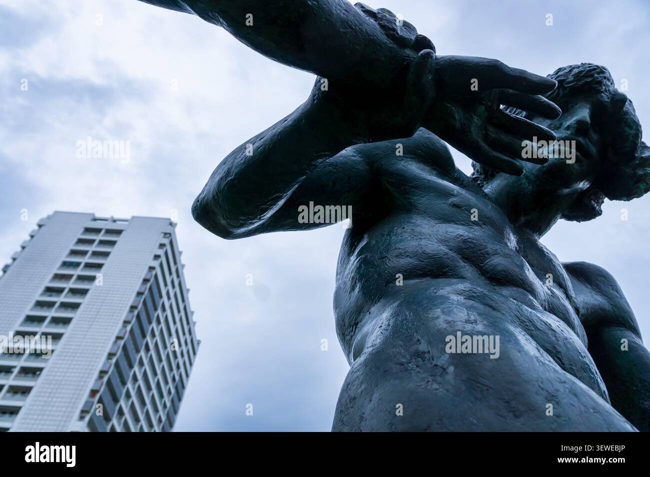 Vista dall'angolo basso della scultura in bronzo "Junges Paar" (giovane coppia) dello scultore tedesco Jürgen Raue a Berlino-Fennpfuhl, Germania. Foto Stock