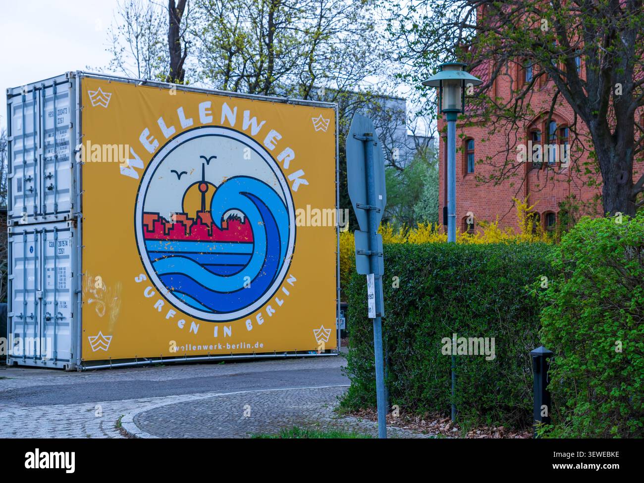 Container d'ingresso con il logo Wellenwerk e il marchio "Surfen in Berlin" presso Wellenwerk, la prima struttura per il surf al coperto della Germania. Foto Stock