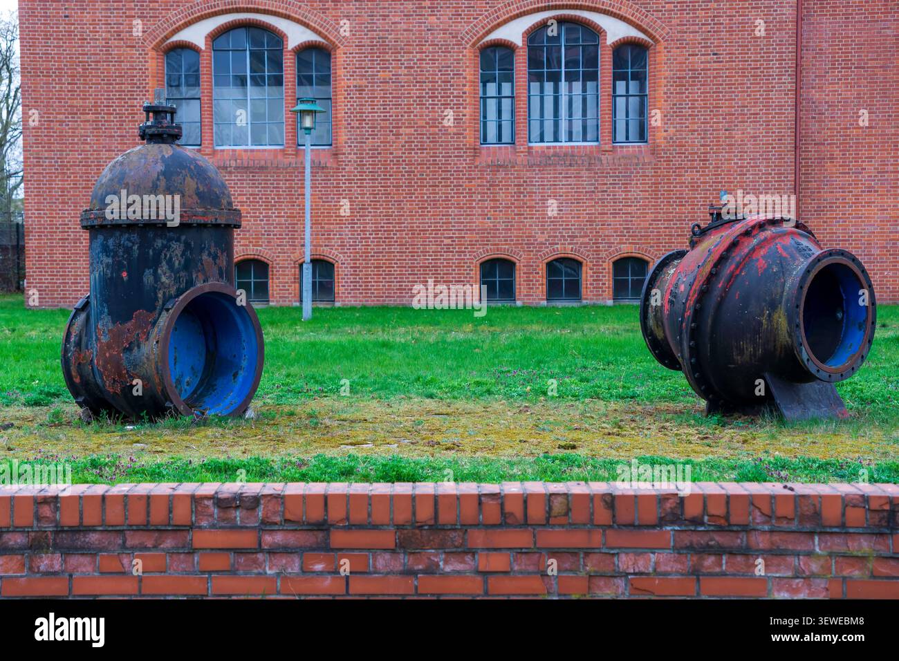 Valvole storiche per condutture in ghisa e impianti idrici esposti sui terreni dell'elenco Zwischenpumpwerk Lichtenberg, Berlino, Germania. Foto Stock