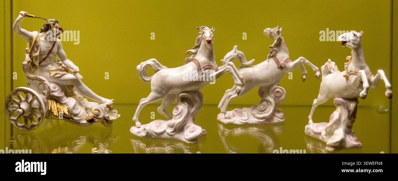 Amburgo, Germania - 4 aprile 25: Scena di carri di porcellana bianca con statuette a cavallo presentate in una vetrina museale ad Amburgo, Germania. Foto Stock