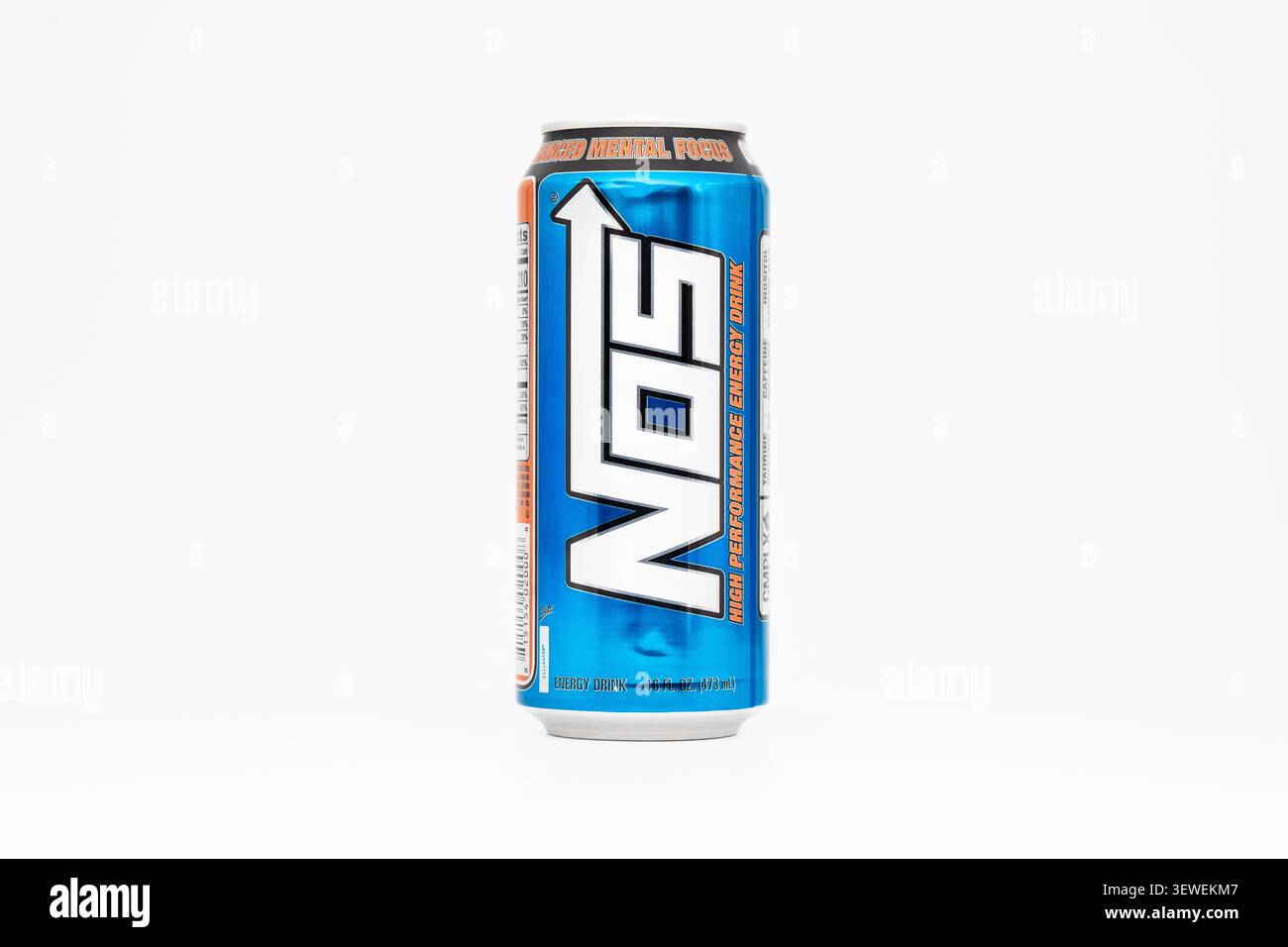 Bevanda energetica originale NOS su sfondo bianco. Barattolo blu con un rinfrescante sapore di agrumi tropicali. 473 ml di bevanda importata dagli Stati Uniti. Foto Stock