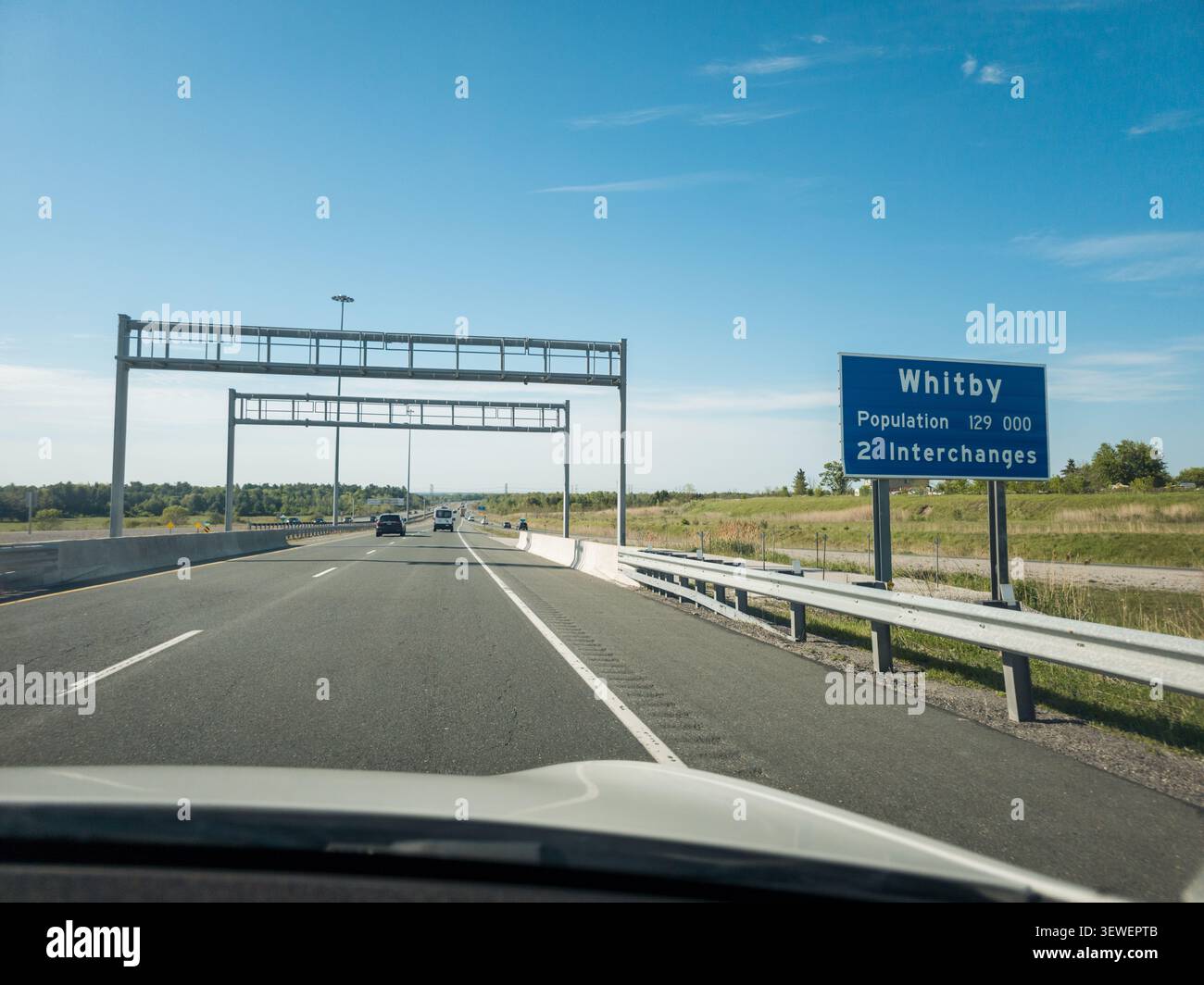 segnali stradali autostradali, marcatore del confine comunale, viaggiare su strade dell'Ontario, infrastrutture di trasporto, pendolarismo suburbano, cartello della popolazione regionale - Immagine stock catturata con smartphone