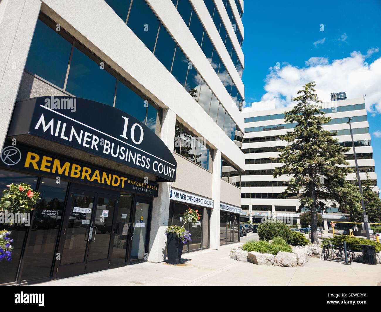 complesso aziendale, architettura commerciale, cortile aziendale, esterno aziendale, luogo di lavoro urbano, servizi professionali, proprietà immobiliare, ufficio moderno - Immagine stock catturata con smartphone