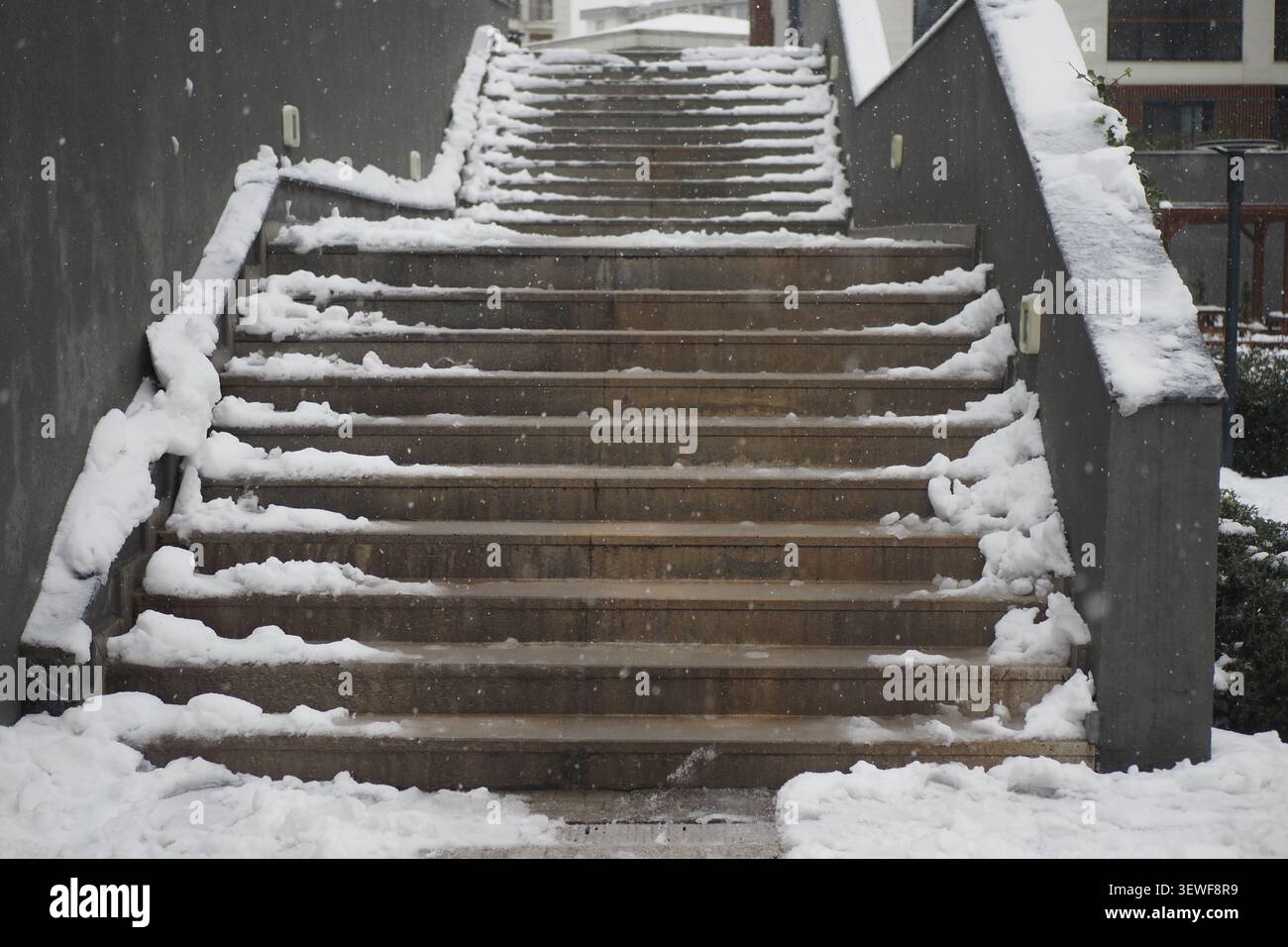 La neve copre le scale in una zona tranquilla durante la stagione invernale Foto Stock