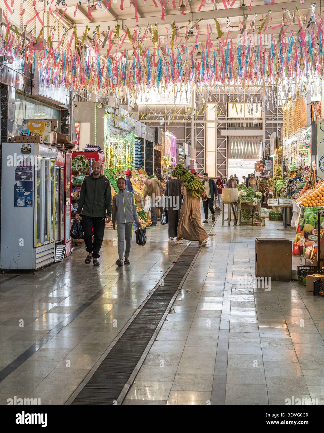 Vivace mercato interno tradizionale con mercanti locali e prodotti freschi, Hurghada Souk, Egitto, 23 marzo 2026 Foto Stock