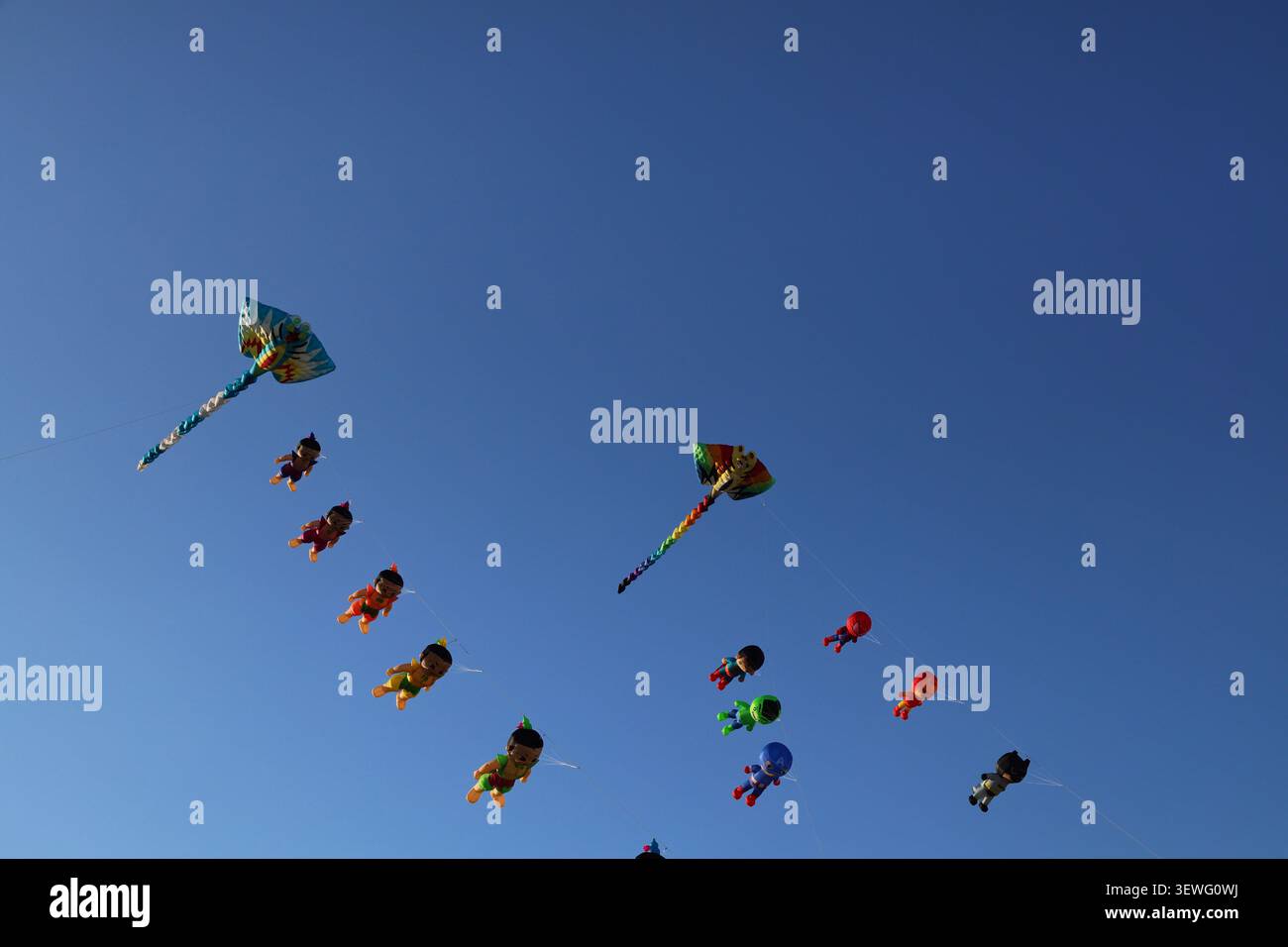 Gli aquiloni gonfiabili dei personaggi dei cartoni animati volano in Blue Sky Foto Stock