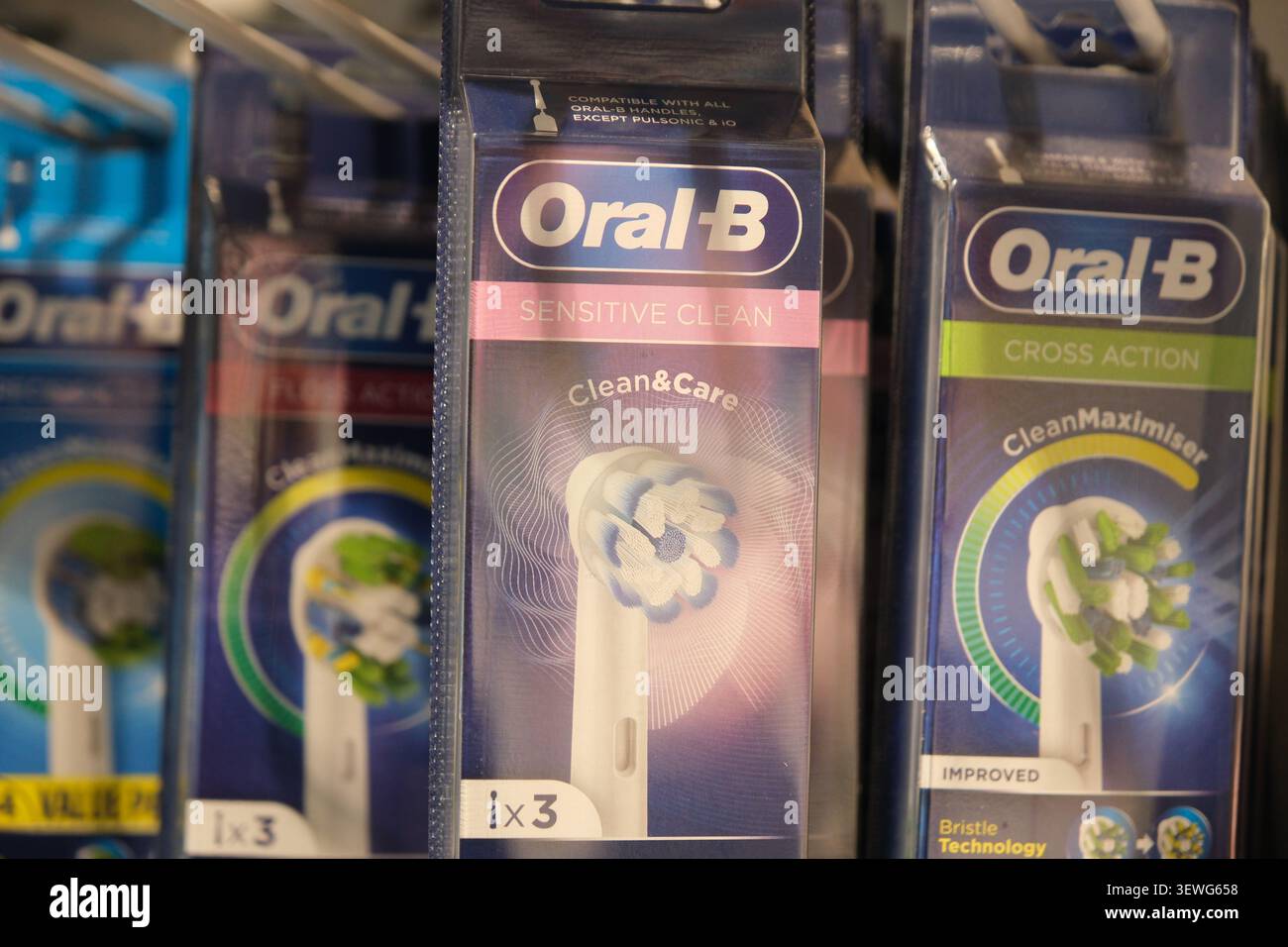 Eskilstuna, Svezia-27 novembre 2025: Pacchetti di testine di ricambio per spazzolino elettrico Oral-B esposti sullo scaffale del negozio. Foto Stock