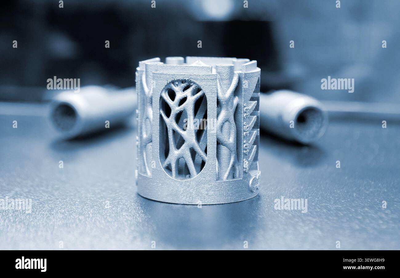 Oggetto piccolo stampato su stampante 3D. Modello dettagliato stampato su stampante 3D da polvere metallica. Tecnologie selettive per la fusione laser. SLM. Moderna tecnologia di produzione additiva. Tecnologia di stampa 3D. Foto Stock