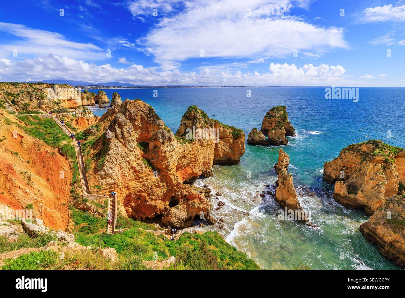 Algarve, Portogallo. Costa de Oiro (Costa d'Oro). Ponta da Piedade vicino alla città di Lagos. Foto Stock