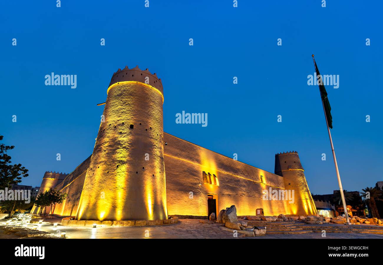 La storica Fortezza di al Masmak si erge illuminata contro il cielo blu dell'ora nel centro storico di Riad, Arabia Saudita. Foto Stock