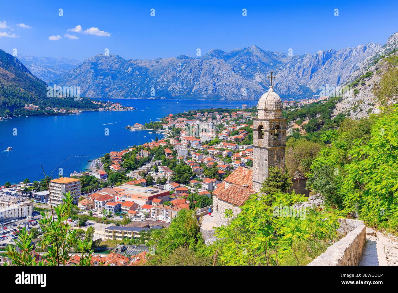 La Baia di Kotor e la Città Vecchia dal monte Lovcen. Montenegro. Foto Stock