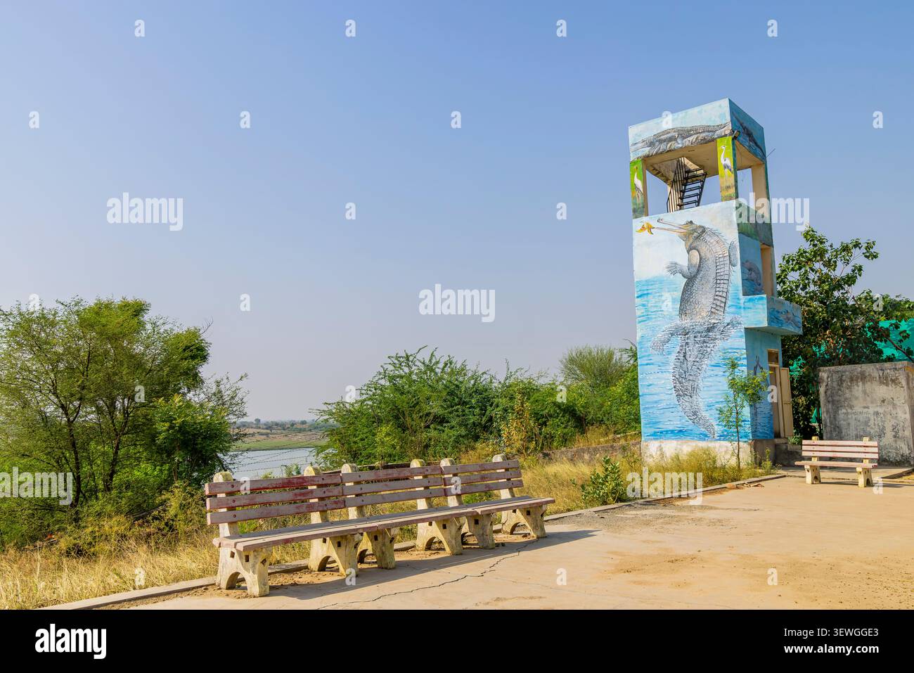 Ranthambore India 18 maggio 2026: Una torre di guardia lungo il fiume Chambal durante il Palighat Chambal Crocodile Safari, India, presenta un gigantesco murale di Foto Stock