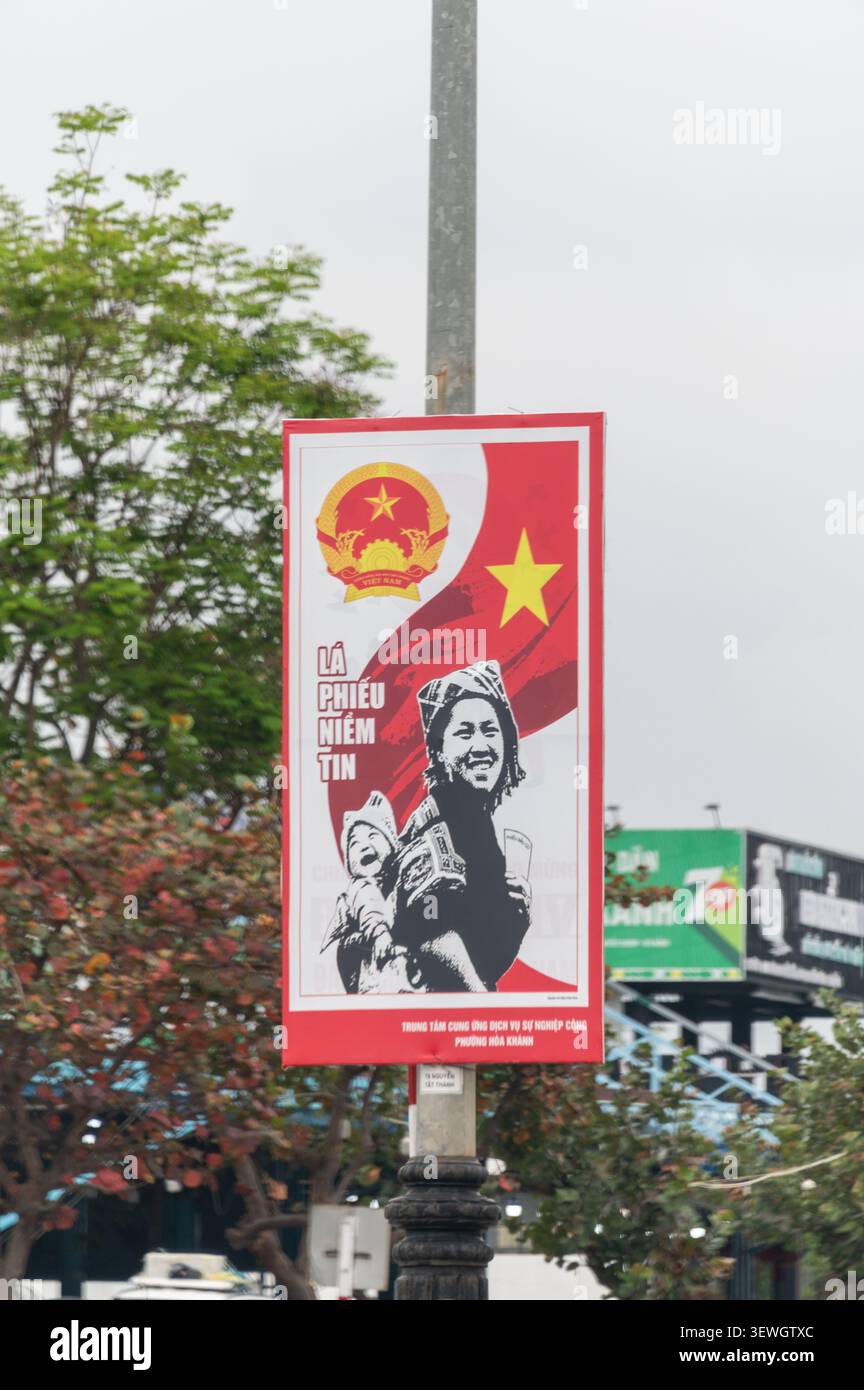 Il poster "insieme sviluppiamo il paese" (spesso definito come "costruire il paese") è un esempio per antonomasia della propaganda comunista vietnamita Foto Stock