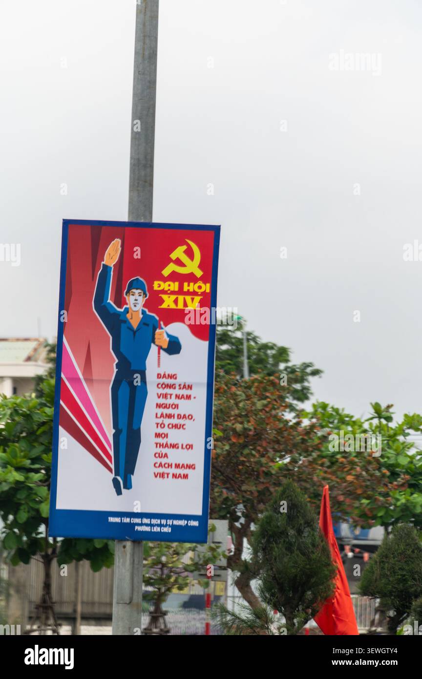 Il poster "insieme sviluppiamo il paese" (spesso definito come "costruire il paese") è un esempio per antonomasia della propaganda comunista vietnamita Foto Stock