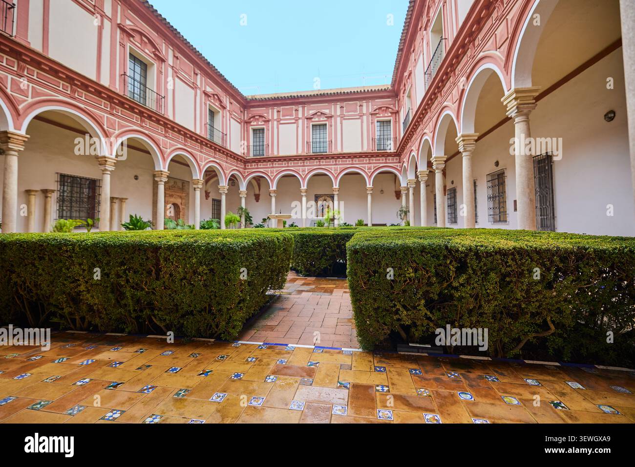 Patio nel vecchio edificio arabo a Siviglia. Siviglia, Spagna - 4 gennaio 2024. Foto Stock