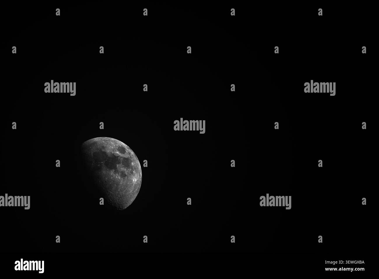 Luna gibbosa cerata con crateri visibili e dettagli della superficie lunare contro il cielo notturno scuro, Otrokovice, Repubblica Ceca. Foto Stock