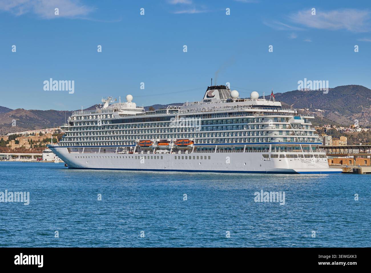 Malaga, Spagna - 06 gennaio 2024: Nave da crociera ormeggiata nel porto marittimo di Malaga Foto Stock