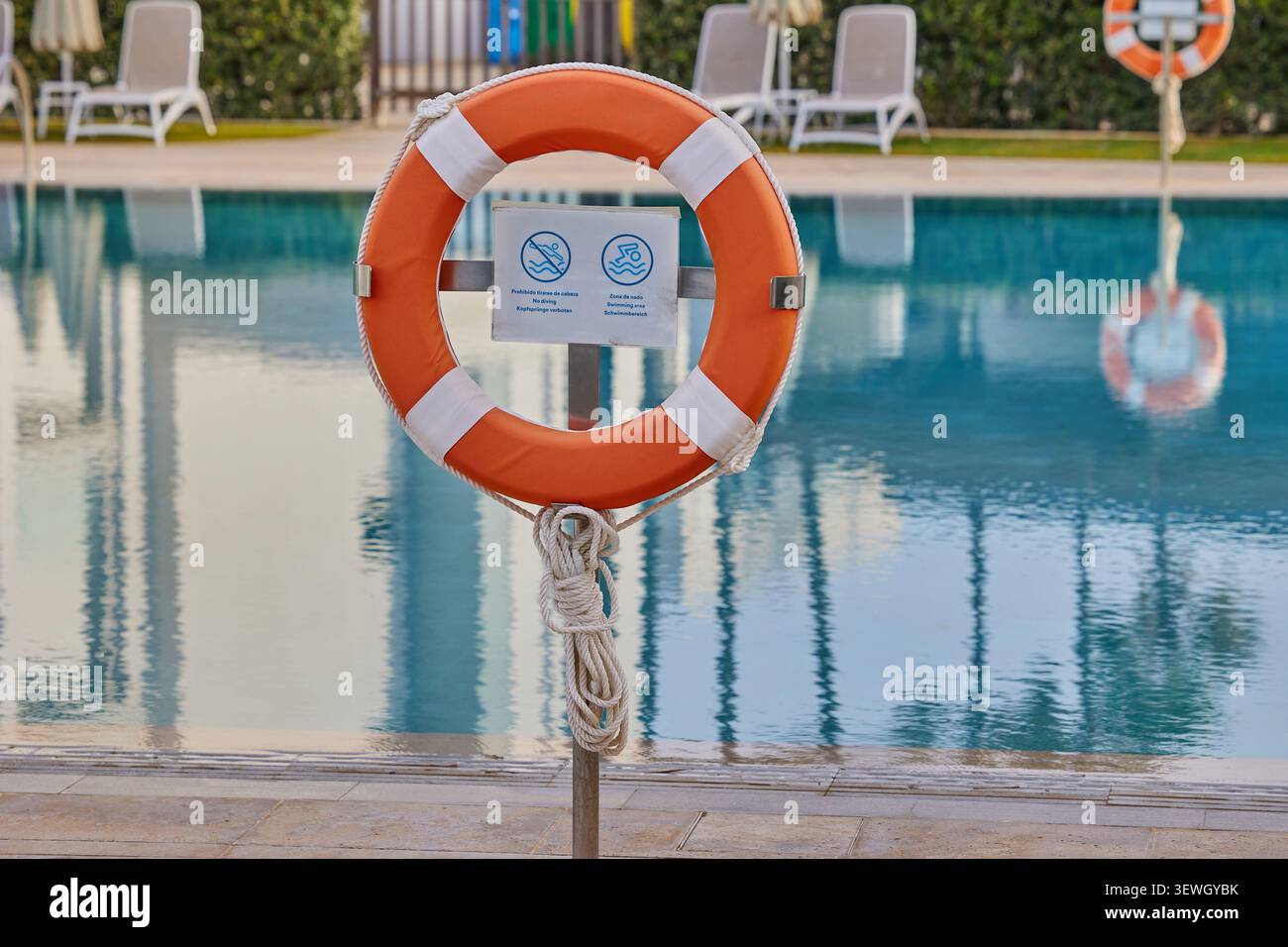Lifebuoy vicino alla piscina. Foto Stock