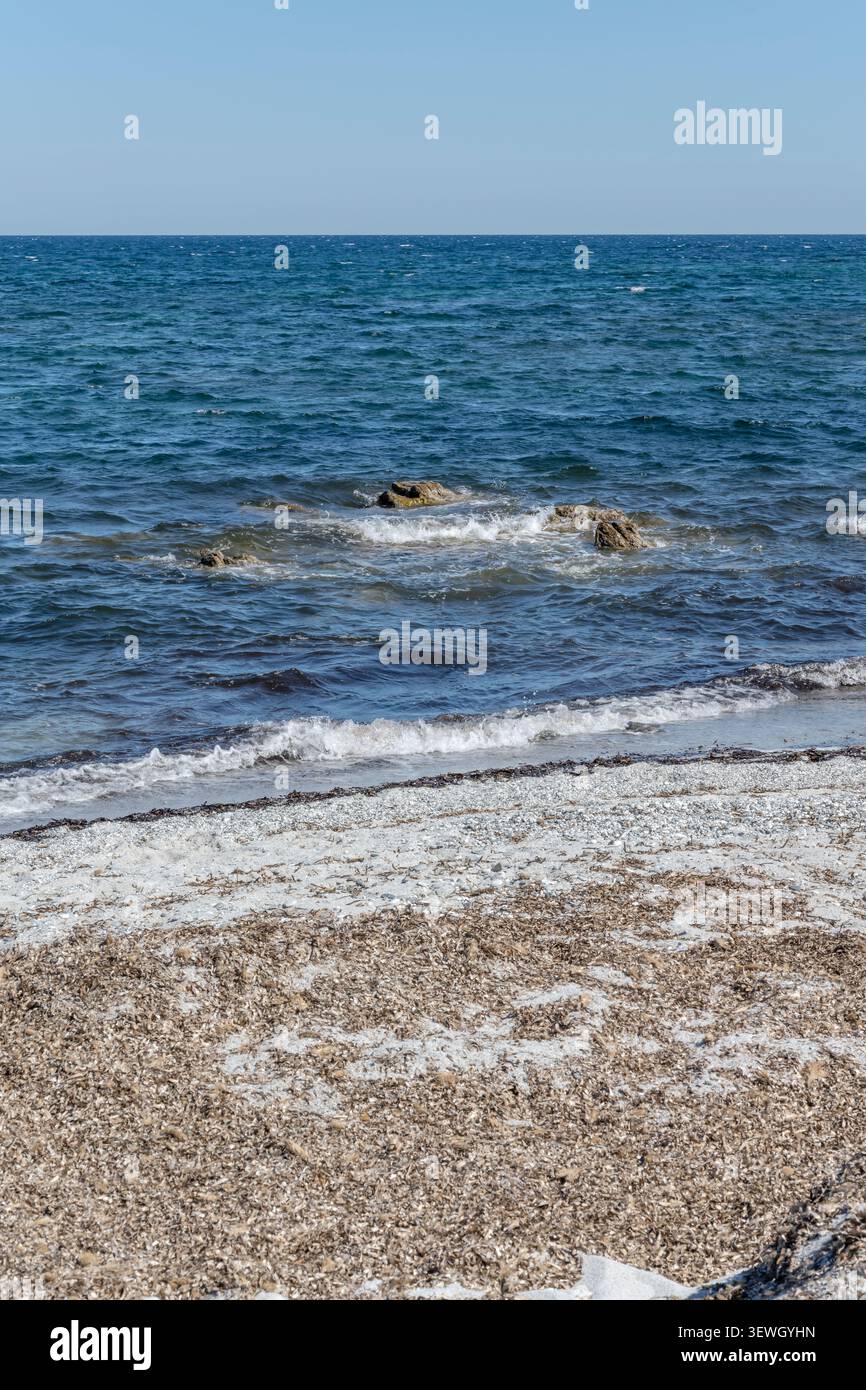 Paesaggio con sabbia bianca e skerry in acqua blu sulla spiaggia di sabbia sul mare Mediterraneo, fotografato in primavera alla spiaggia di Matta e Peru, n Foto Stock