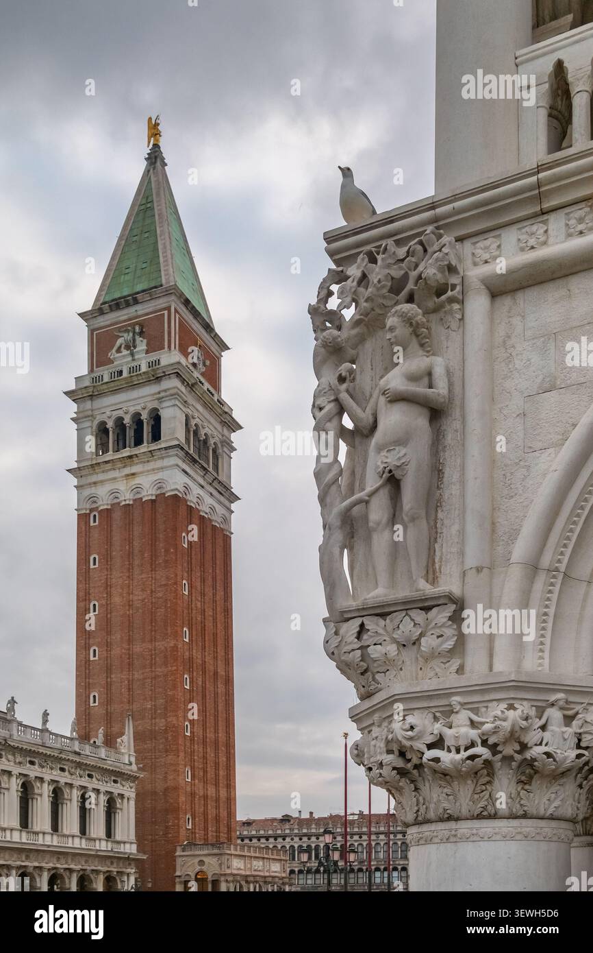 Campanile di San Marco e dettagliata scultura di Palazzo Ducale, Venezia, Italia Foto Stock