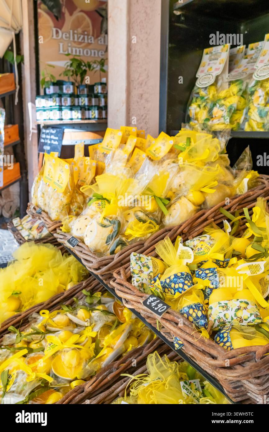 Souvenir e prodotti a base di limone in Shop, Limone sul Garda, Italia Foto Stock