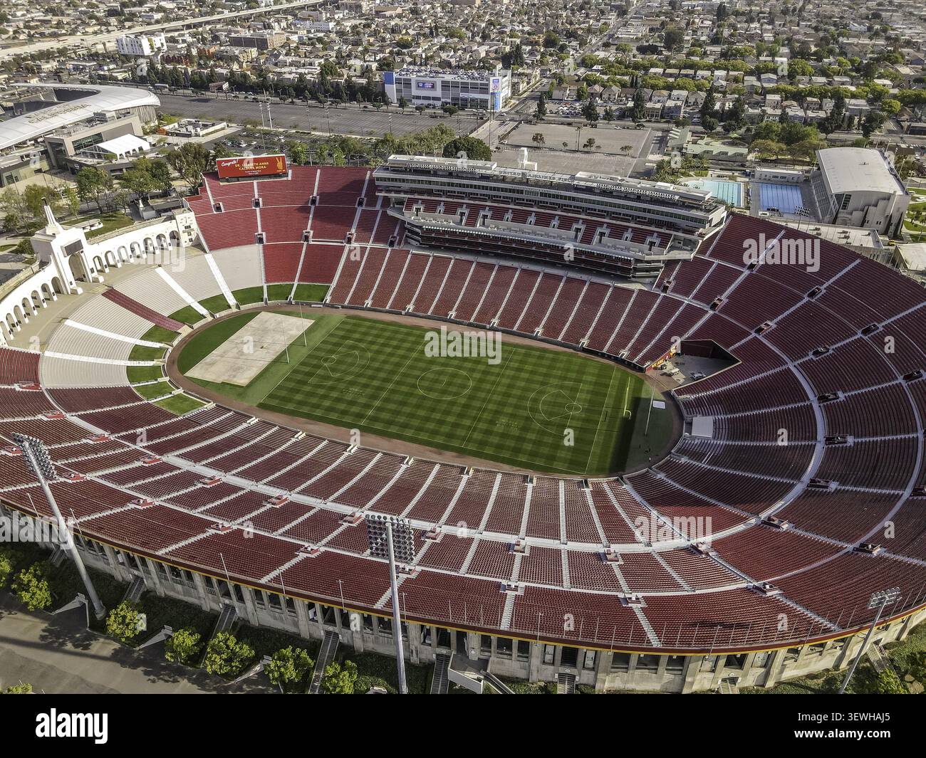 Los Angeles, Stati Uniti - 10 aprile 2021: Vista aerea del LA Memorial Coliseum, uno stadio storico con posti a sedere rossi, un campo di erba verde e un surroun Foto Stock