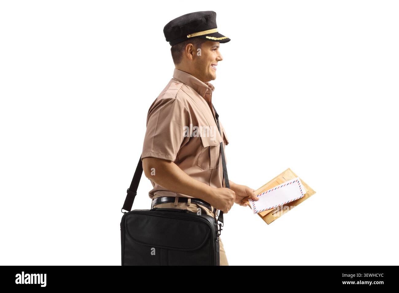 Un postino che porta lettere e una borsa isolata su sfondo bianco Foto Stock