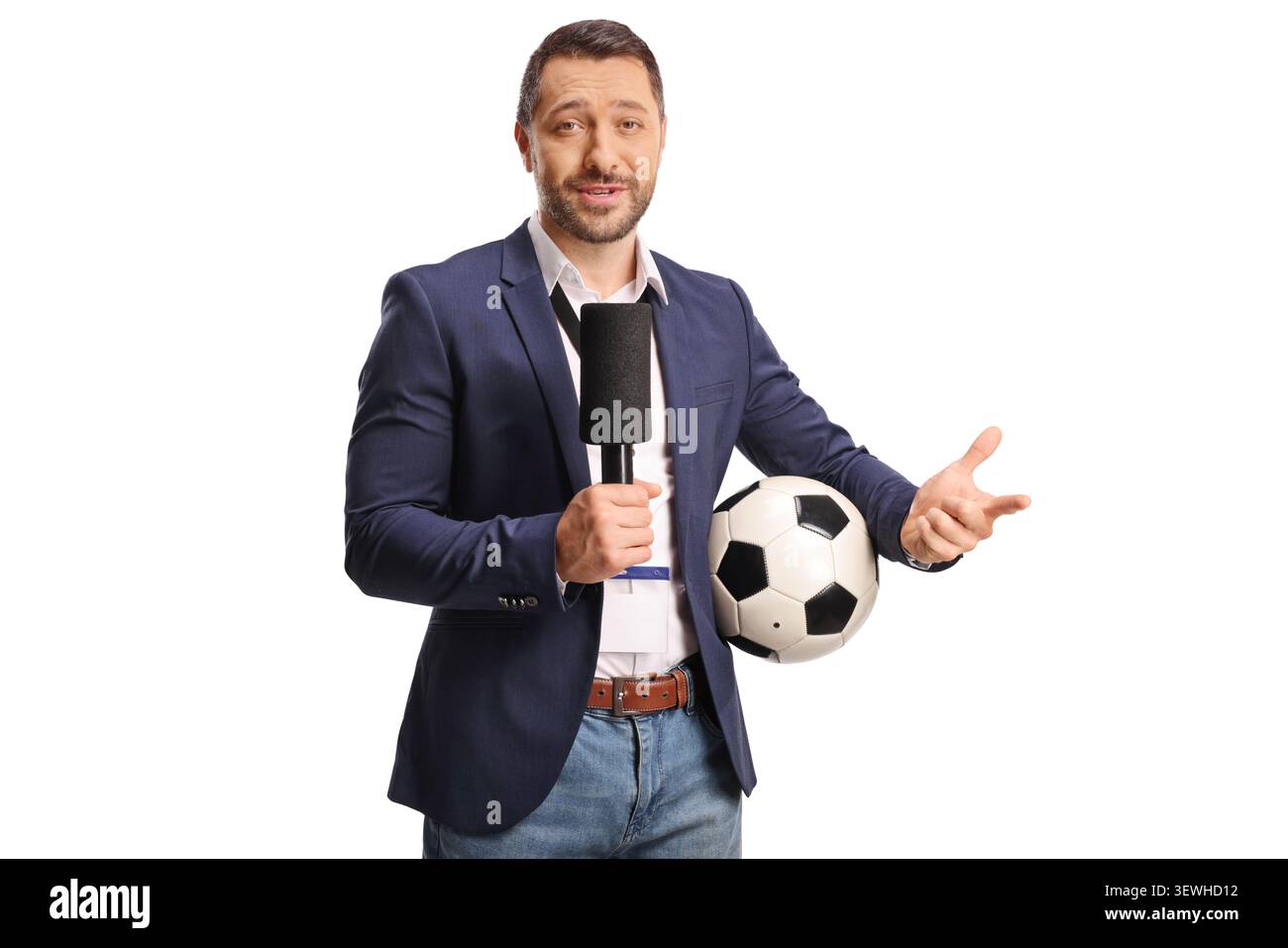 Commentatore sportivo con un calcio isolato su sfondo bianco Foto Stock