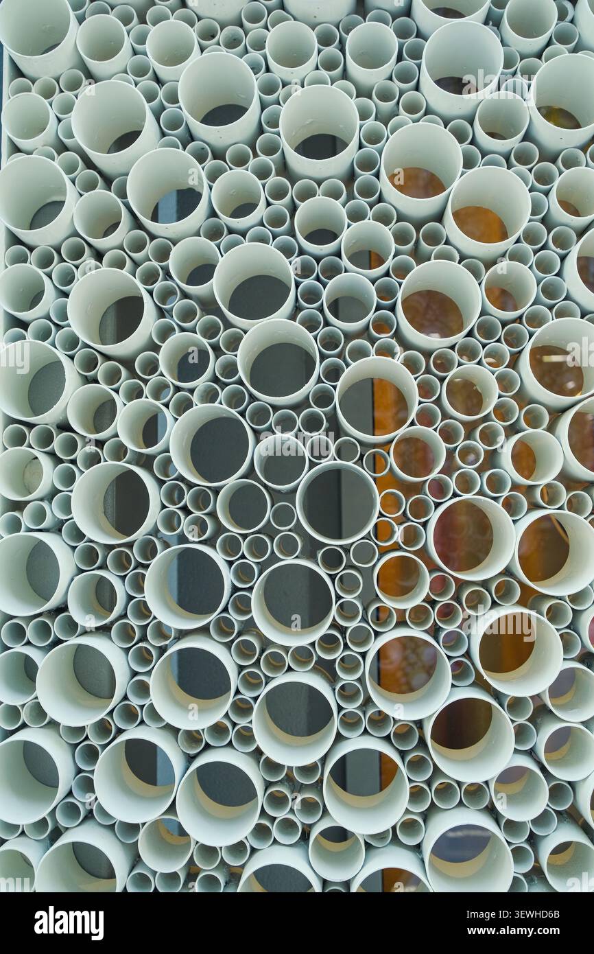 Sfondo geometrico astratto composto da forme circolari ripetute che creano un modello moderno e pulito Foto Stock