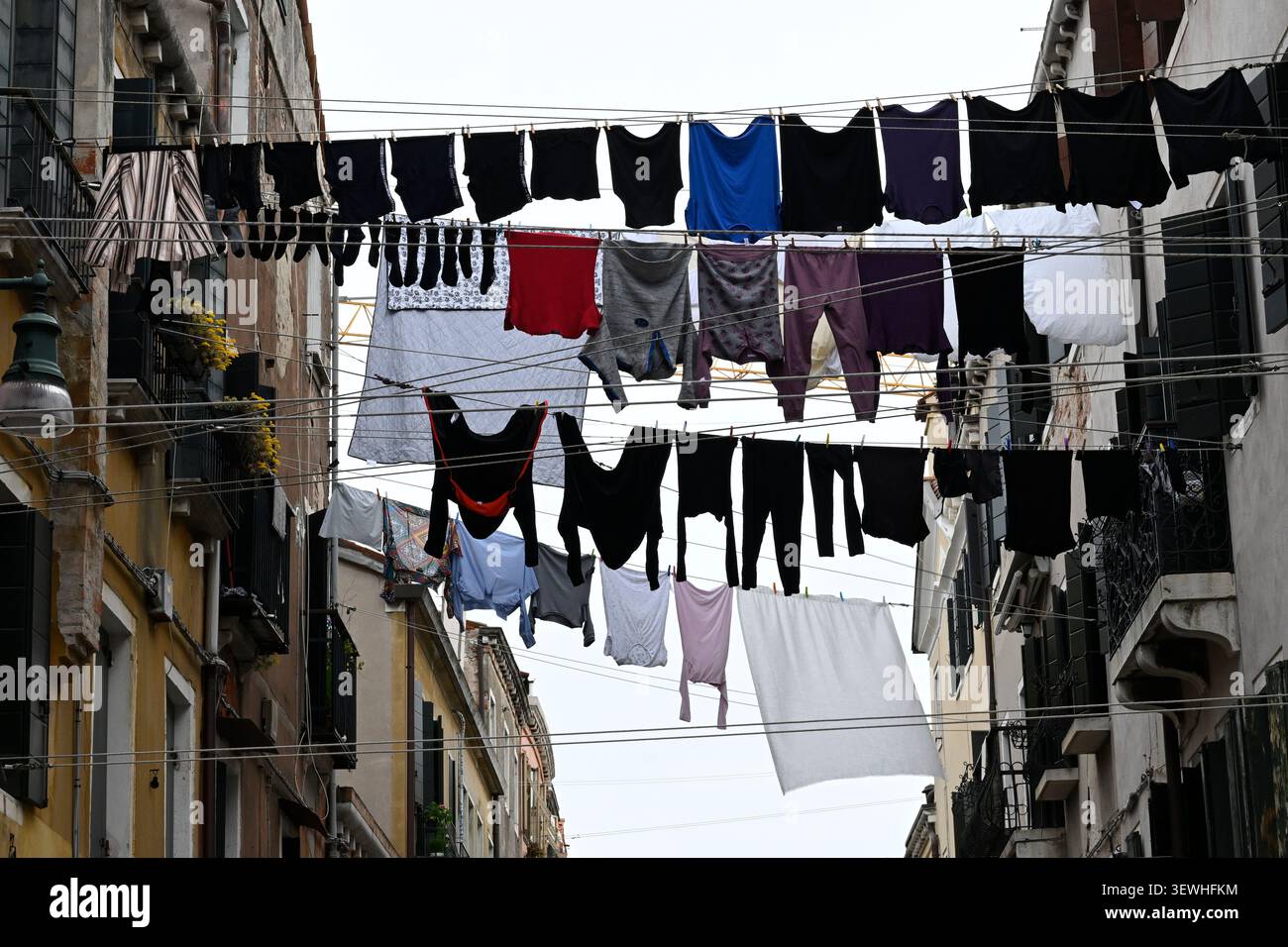 Strada veneziana con lavanderia sospesa sopra la testa, Italia. Foto Stock