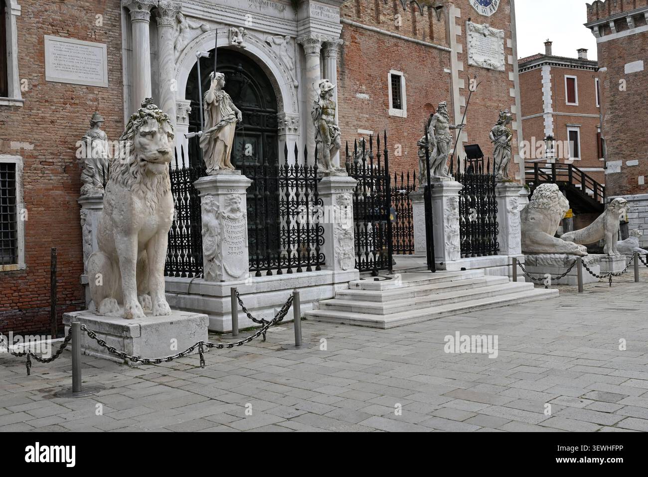 Gli iconici leoni di pietra che sorvegliano l'ingresso dell'Arsenale di Venezia, Italia. Foto Stock