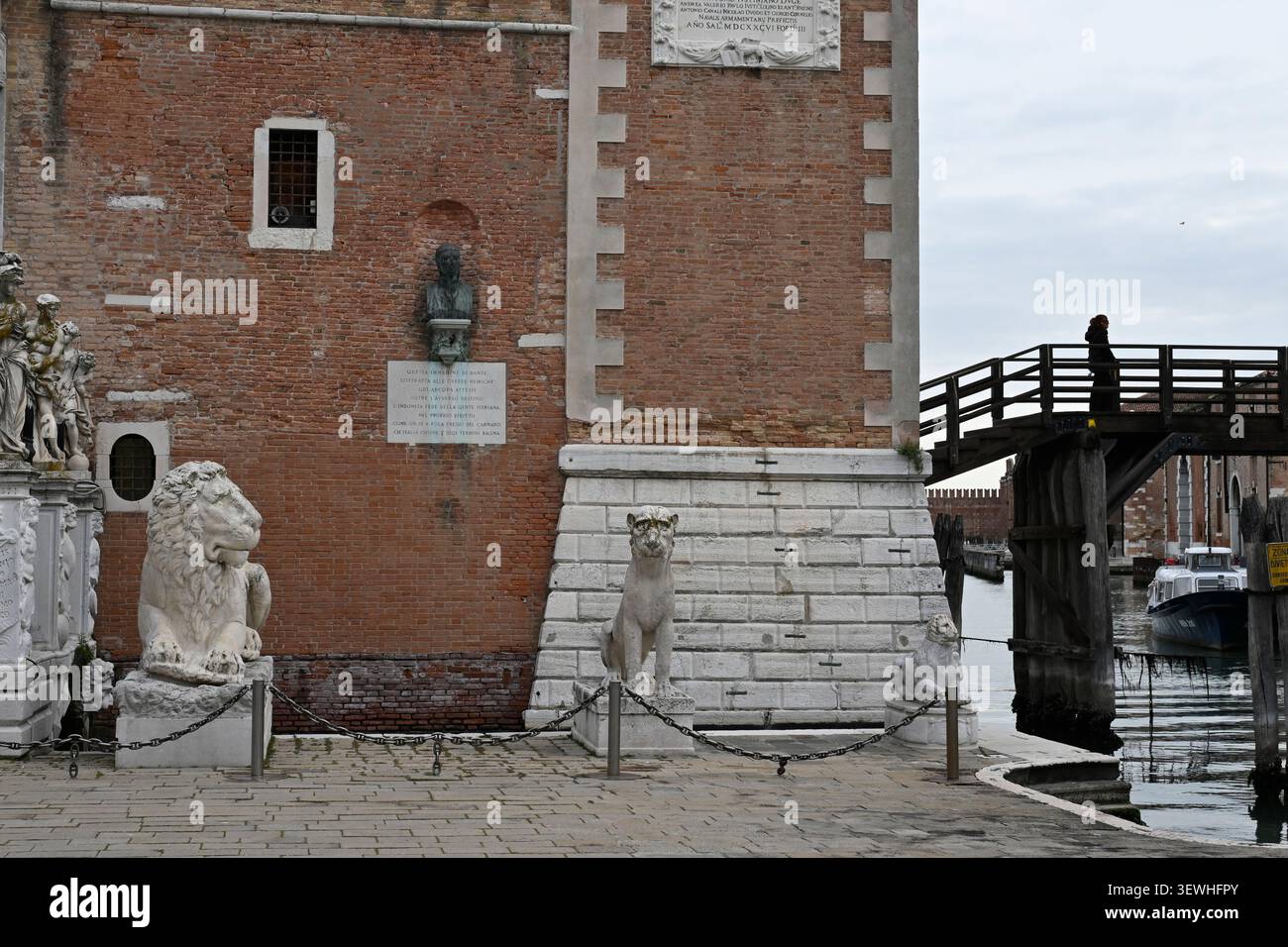 Gli iconici leoni di pietra che sorvegliano l'ingresso dell'Arsenale di Venezia, Italia. Foto Stock