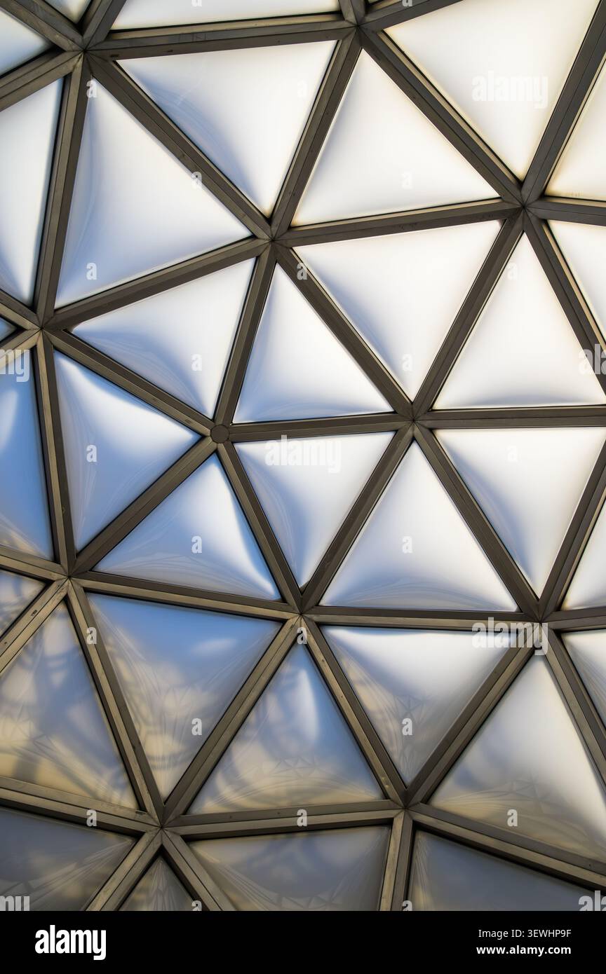 Schema geometrico astratto dei pannelli in vetro a cupola geodetica e del telaio in acciaio Foto Stock