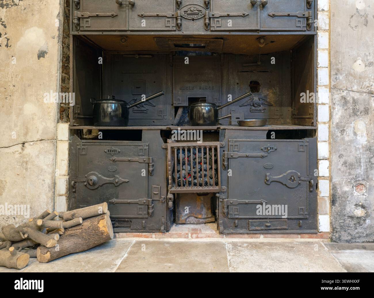 Forno a legna Premier Gold Medal Range nella Highcliffe Castle Kitchen, Highcliffe Castle, Highcliffe, Dorset, Inghilterra, Regno Unito Foto Stock