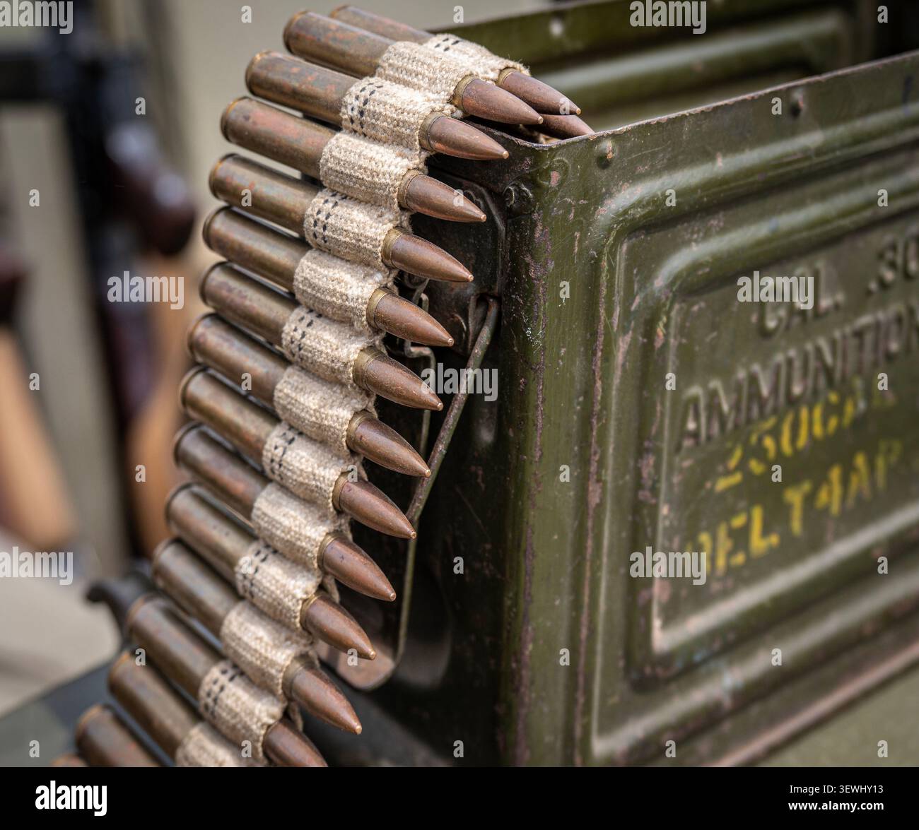 L'immagine presenta una cintura di munizioni in tela d'epoca caricata con cartucce Springfield .30-06, probabilmente per una mitragliatrice dell'era della seconda guerra mondiale. Foto Stock