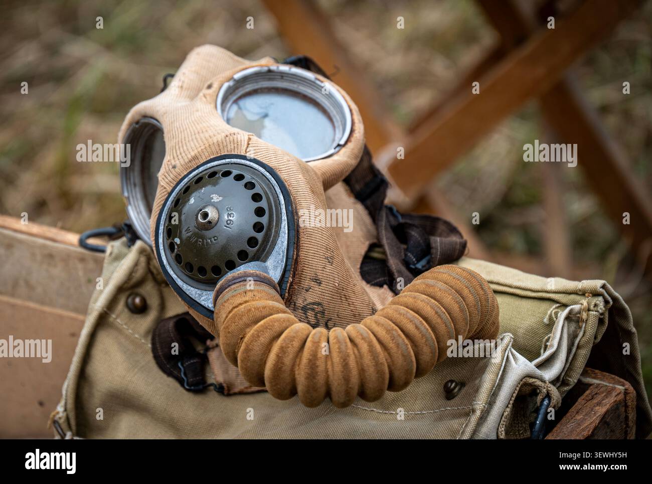 Si tratta di un respiratore GSR (General Service Respirator) originale dell'esercito britannico della seconda guerra mondiale con un caratteristico tubo flessibile in gomma ondulata. Foto Stock