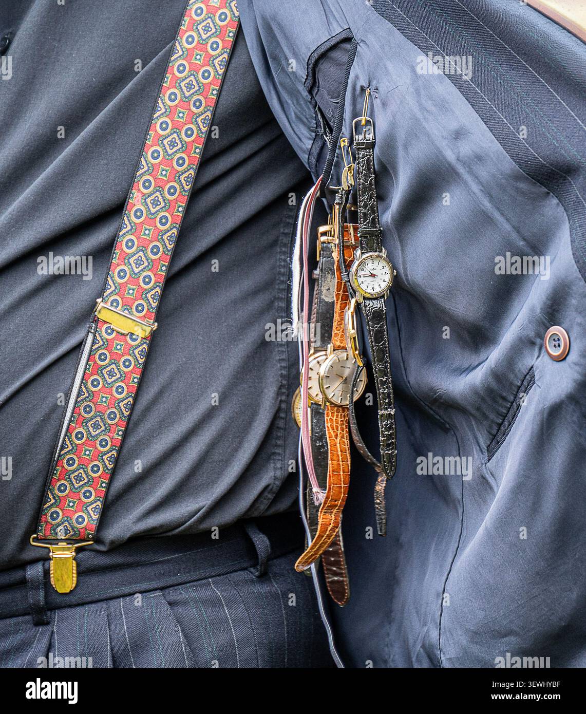All'interno della giacca dei venditori del mercato nero che espone orologi in stile vintage negli anni '1940 durante la seconda guerra mondiale, quando i beni di lusso erano scarsi Foto Stock