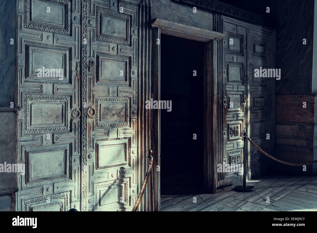 La porta di marmo nella Basilica di Santa Sofia, scolpita ad arte da un unico blocco di marmo proconnsiano Foto Stock