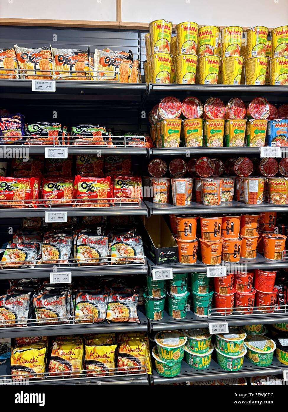 13.06.2026 Bulgaria Varna scaffale del negozio di alimentari rifornito con tazze istantanee di ramen e spaghetti Foto Stock
