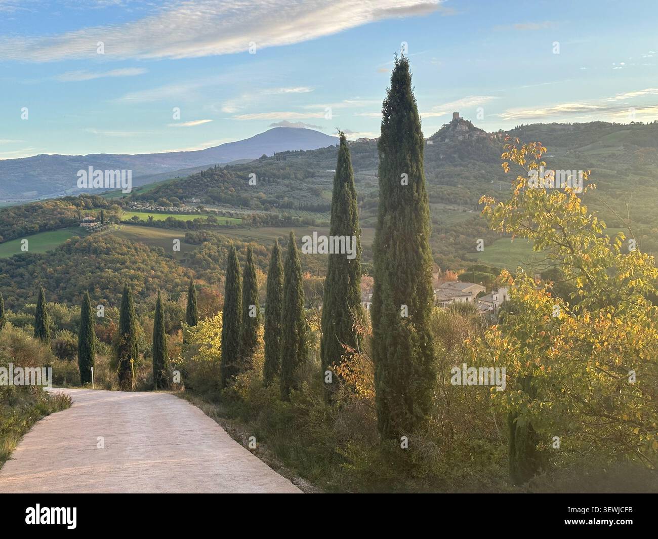 Novembre in Toscana con colori autunnali vivaci, colline ondulate e campagna tranquilla sotto la luce soffusa di stagione. - Immagine stock catturata con smartphone