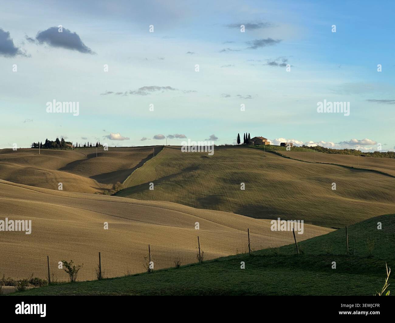 Novembre in Toscana con colori autunnali vivaci, colline ondulate e campagna tranquilla sotto la luce soffusa di stagione. - Immagine stock catturata con smartphone