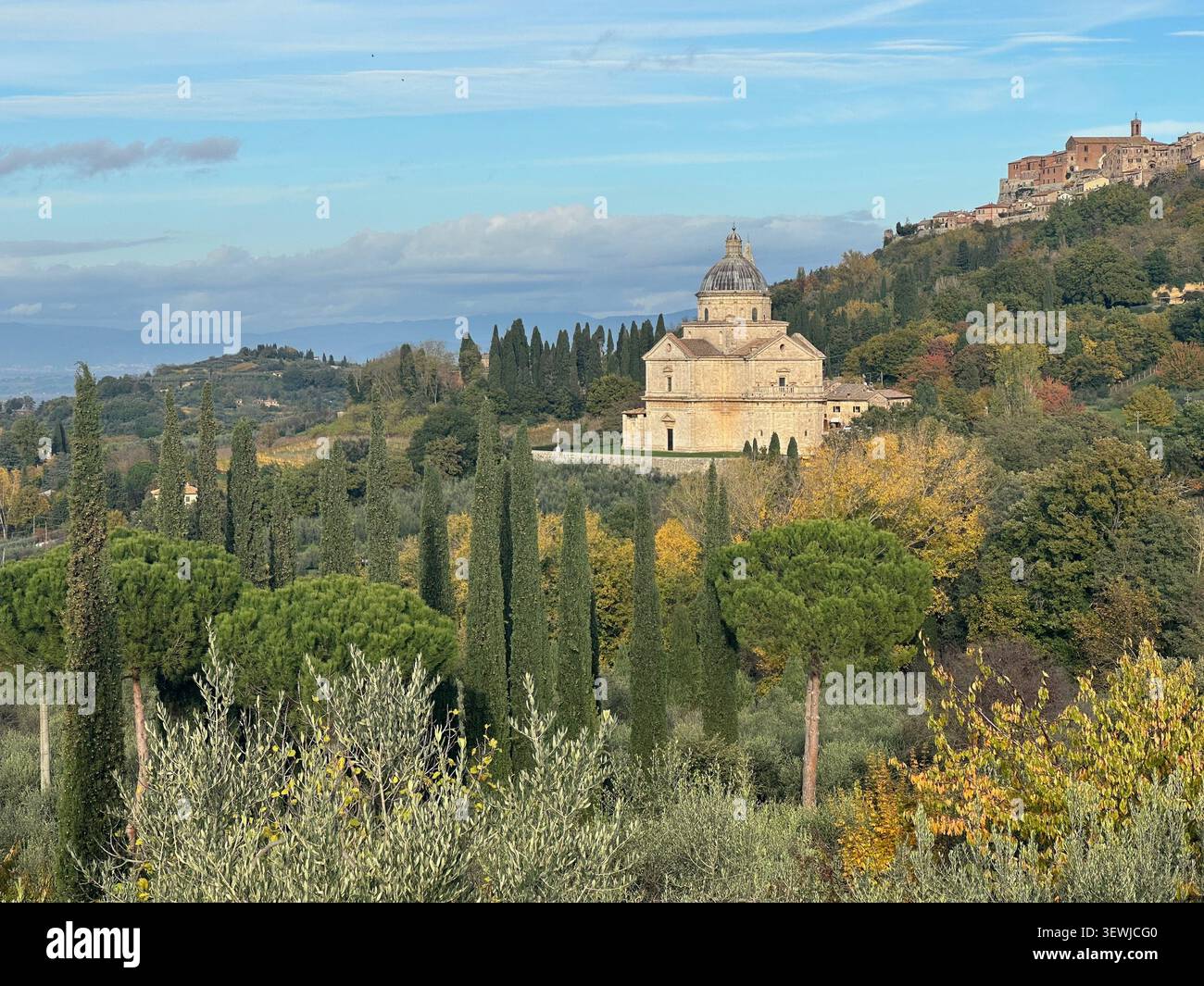 Novembre in Toscana con colori autunnali vivaci, colline ondulate e campagna tranquilla sotto la luce soffusa di stagione. - Immagine stock catturata con smartphone