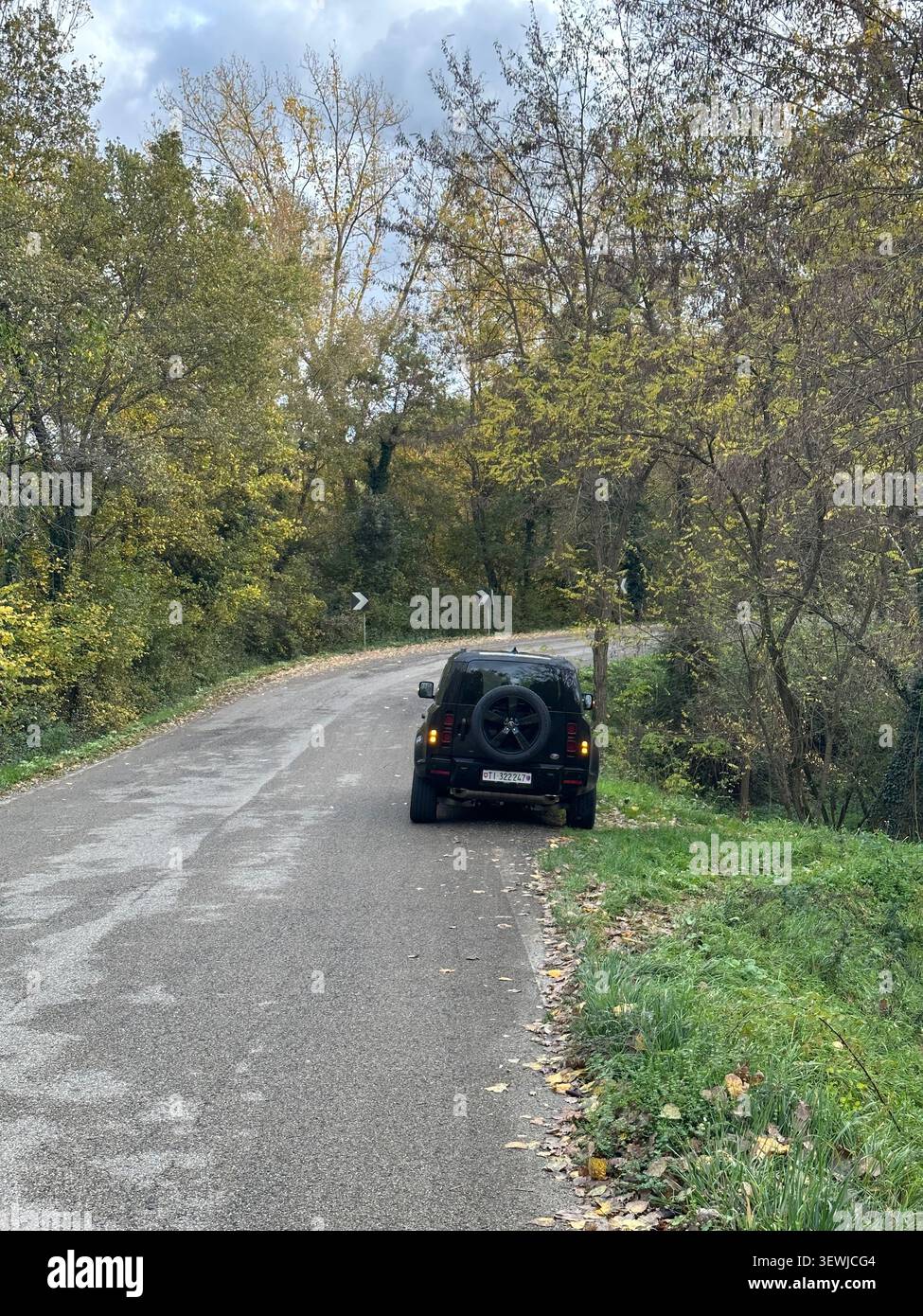 Novembre in Toscana con colori autunnali vivaci, colline ondulate e campagna tranquilla sotto la luce soffusa di stagione. - Immagine stock catturata con smartphone